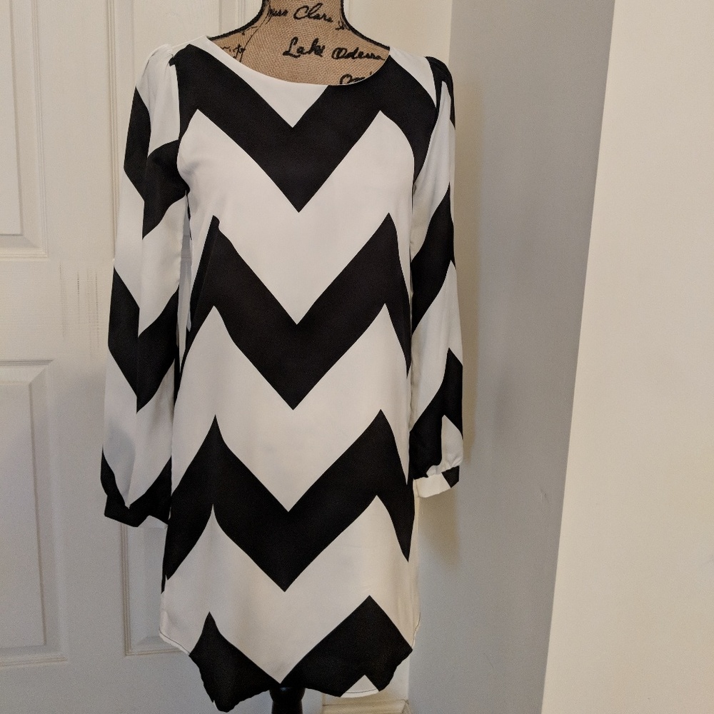 Everly dress black and white chevron size small